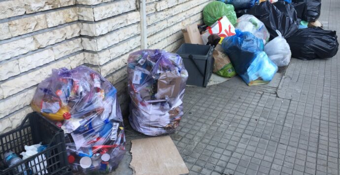 La città di Cosenza sommersa dai rifiuti: ecco alcune foto