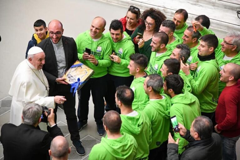 Il Papa accoglie la squadra parrocchiale di Cetraro: emozioni in Vaticano