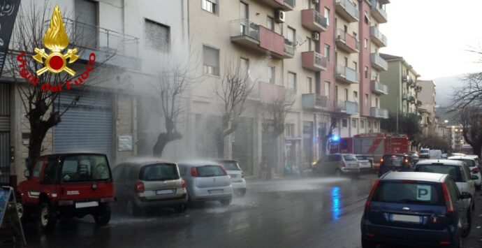 Rottura tubazione idrica in via Cattaneo, l’intervento dei vigili del fuoco