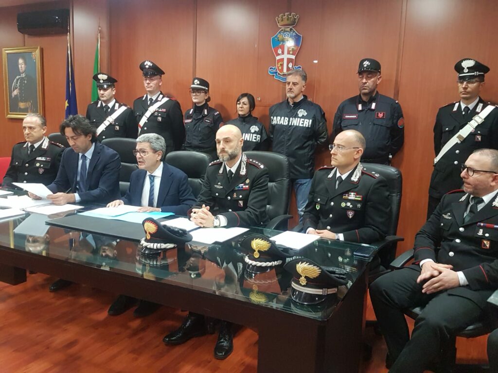 Nella foto, magistrati e forze dell'ordine hanno illustrato i contenuti dell'operazione "Arsenico".