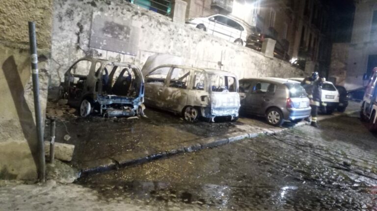 Bruciate tre auto nel centro storico di Cosenza: non si esclude nessuna ipotesi