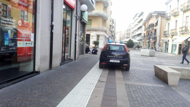 Cosenza, si sente male in pieno centro: intervengono i carabinieri