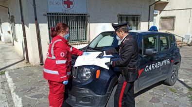 I carabinieri aiutano la Croce Rossa nella consegna di alimenti e farmaci