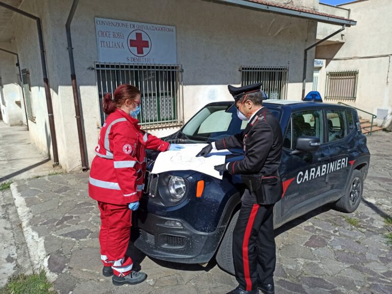 I carabinieri aiutano la Croce Rossa nella consegna di alimenti e farmaci