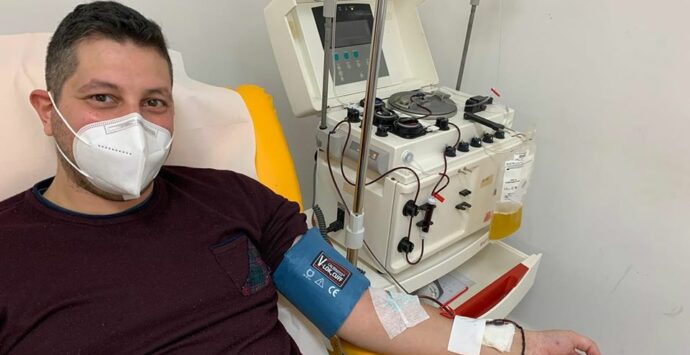 Simone, il paziente guarito dal Covid-19 dona sangue e plasma «per salvare vite»