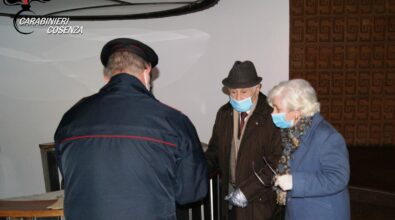 Rende, i carabinieri consegnano la pensione a domicilio ad una coppia di anziani