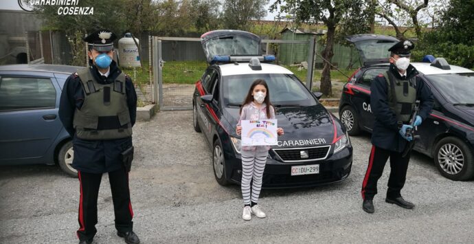 Sofia, 10 anni, rende omaggio ai carabinieri durante i controlli: la foto