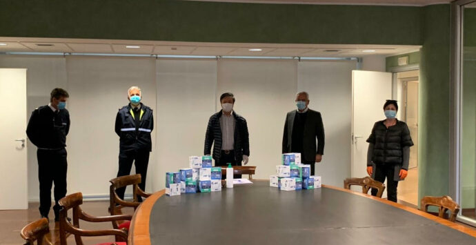 Rende, non si arresta rete solidale: donate mascherine dalla comunità cinese