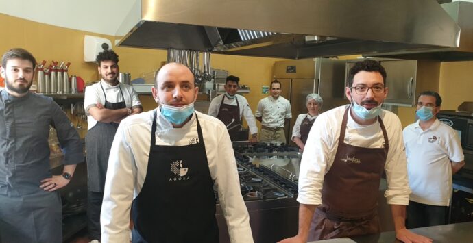 Gli chef Michele Rizzo e Antonio Biafora cucinano pasti gratuiti per l’iniziativa “La solidarietà è servita”