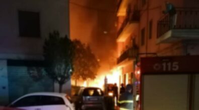 Notte di terrore a Cosenza, due auto in fiamme in pieno centro