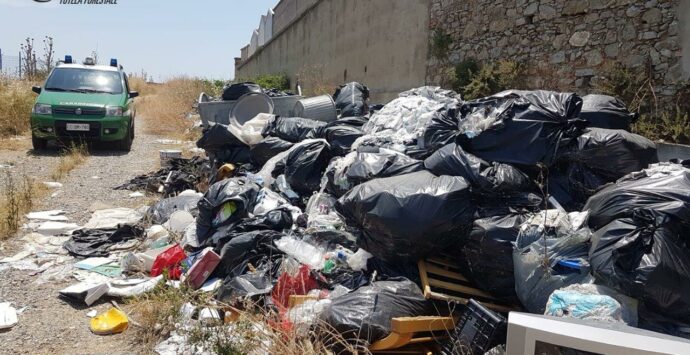 Abbandono rifiuti e sbancamenti abusivi: sequestri e denunce a Spezzano Albanese