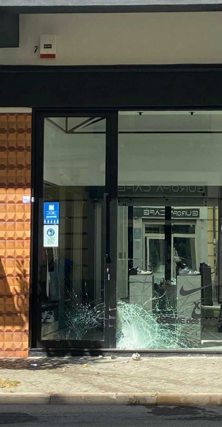 Incidente su via Montesanto, scontro tra auto distrugge vetrina di un negozio