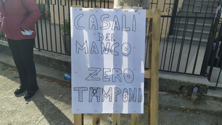 La protesta di Casali del Manco: «Siamo zona rossa, ma zero tamponi»