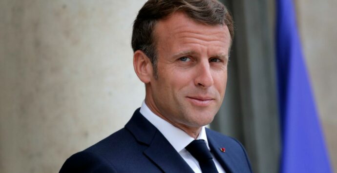 Francia travolta dal Covid, Macron vara il lockdown