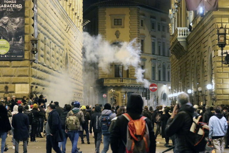 Manifestazione a Firenze contro il Dpcm: lanciate bombe molotov