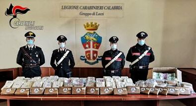 In macchina con 17 kg di cocaina e 5 milioni di euro: arrestate due persone