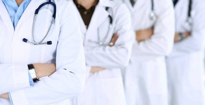 Spirlì autorizza il reclutamento di 300 operatori tra medici e infermieri