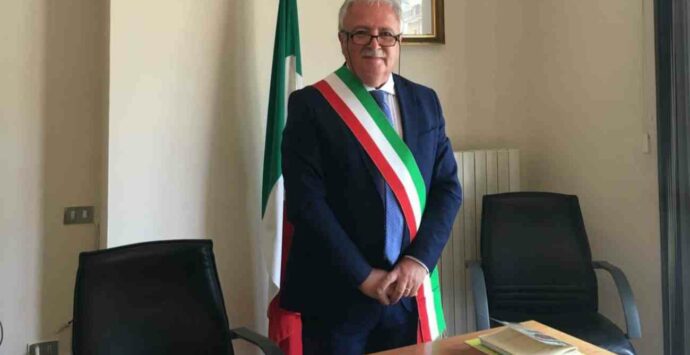 Il sindaco di Casali del Manco: «Ecco perché riapro le scuole»