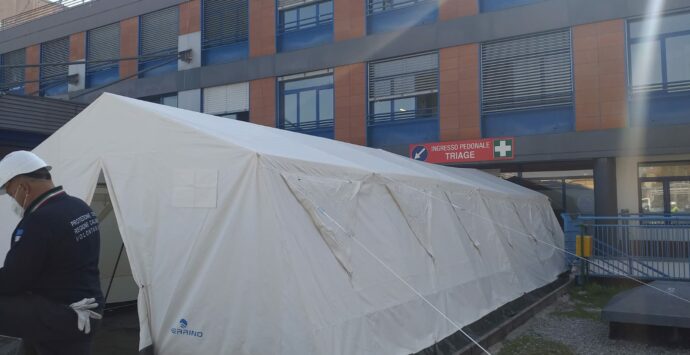 Il Comune ha allestito due tende davanti al Pronto Soccorso dell’Ospedale per accogliere i pazienti in attesa di ricovero