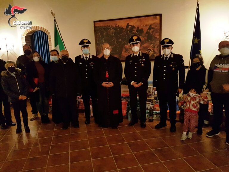 I carabinieri di Cosenza donano generi alimentari alle famiglie in crisi economica