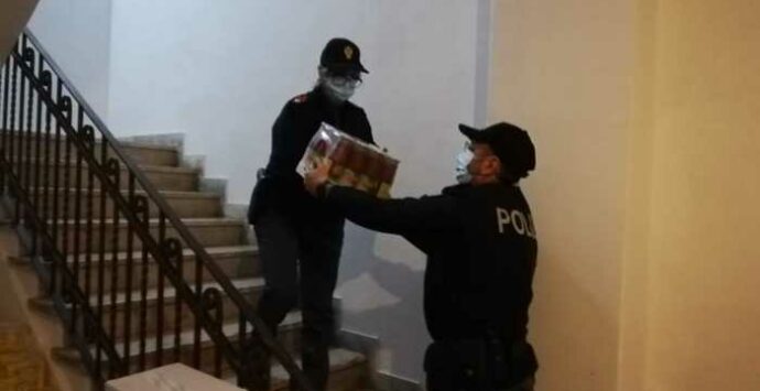 La polizia di Cosenza consegna generi alimentari alle parrocchie