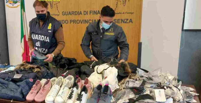 Merce contraffatta custodita in un magazzino: sequestro a Cosenza