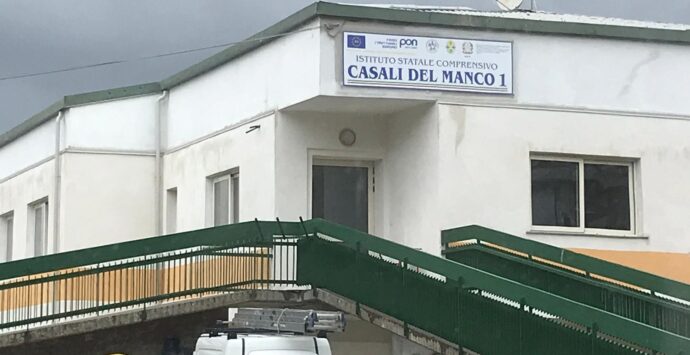 Casali del Manco, Miccoli Pd «Subito ripristino targa e intitolazione scuola a Rita Pisano»