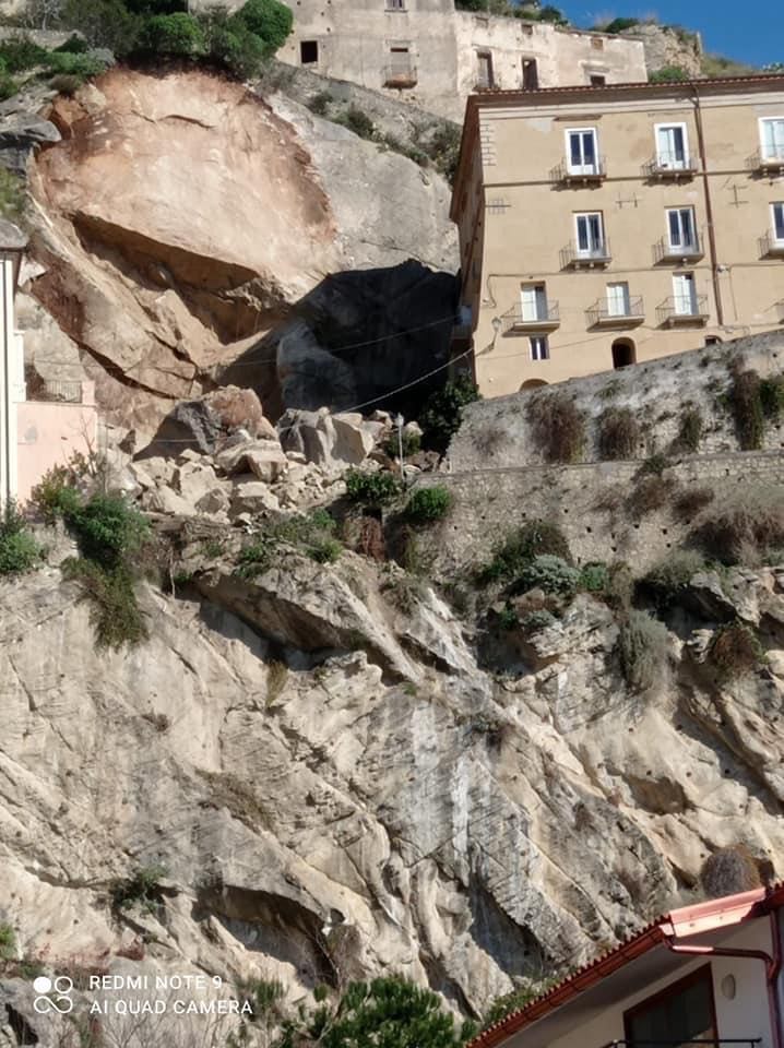 Crolla costone di roccia ad Amantea, coinvolte abitazioni