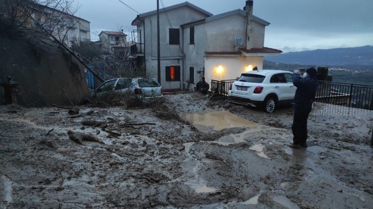 Frana a Rota Greca, evacuate decine di famiglie: ecco le foto