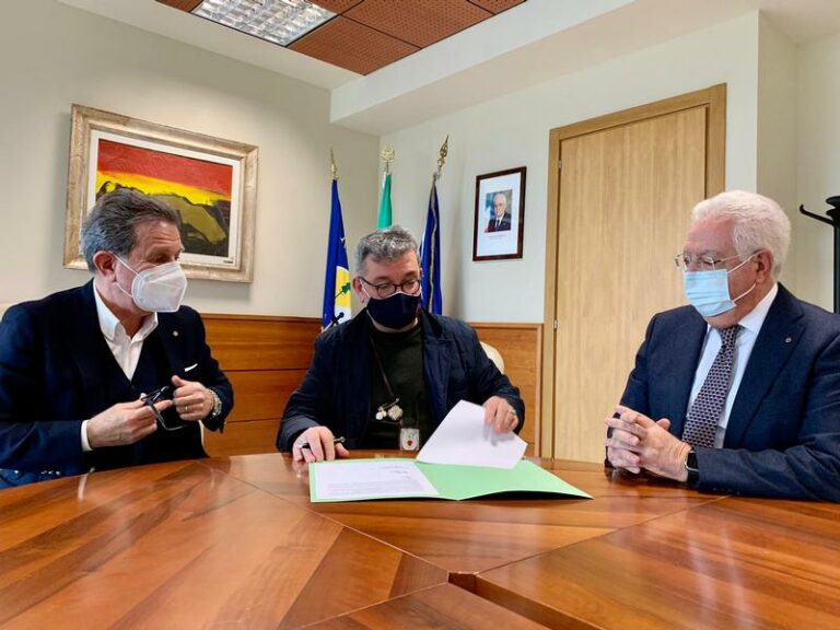 Vaccini Covid, la Regione Calabria firma intesa con il Rotary