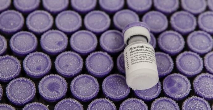 Vaccino Covid, Pfizer annuncia piano aumento produzione in Europa