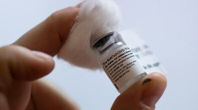 Vaccino covid Pfizer, Arcuri: «Da lunedì 29% di dosi in meno»