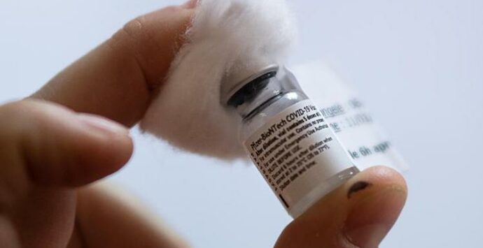 Vaccino covid Pfizer, Arcuri: «Da lunedì 29% di dosi in meno»