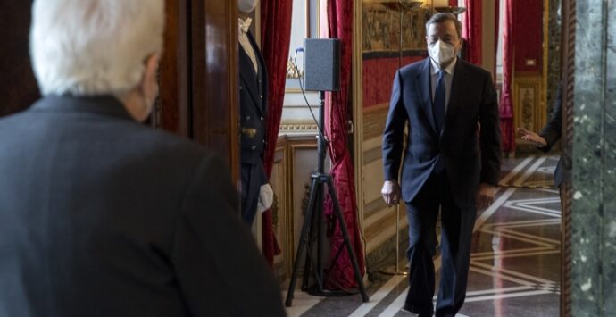 Il presidente Mattarella: «Mario Draghi accetta l’incarico con riserva» FOTO | <strong><u><a href="https://www.cosenzachannel.it/2021/02/02/finisce-lera-del-m5s-e-di-conte-mattarella-convoca-mario-draghi/"> FINISCE L’ERA DI GIUSEPPE CONTE </a></u></strong> | <strong><u><a href="https://www.cosenzachannel.it/2021/02/03/grillo-vota-conte-pd-verso-draghi-incertezza-nel-centrodestra/"> LE POSIZIONI DEI PARTITI </a></u></strong>