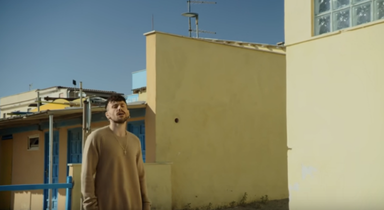 Aiello si racconta per le strade di Cosenza in un corto musicale