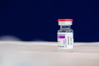 Vaccino Covid, l’Unione europea: “AstraZeneca rivede consegne”