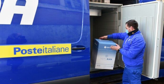 Poste Italiane, in consegna domani con i furgoni Sda 22mila vaccini