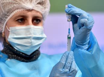 AstraZeneca, Remuzzi: “Su vaccino parlino i dati”