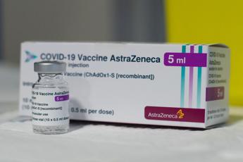 Vaccino AstraZeneca cambia nome, ora si chiama Vaxzevria