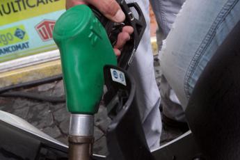 Prezzi benzina e diesel, stangata sulle famiglie