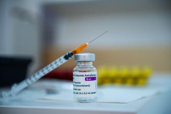 AstraZeneca ritarda consegna vaccino, Ue in pressing