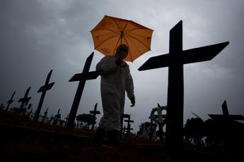 Covid Brasile, 1.972 morti in un giorno: mai così tanti