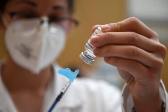 Vaccino AstraZeneca, parla Palù: “Non ci sono rischi”