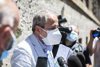 Covid Italia, Crisanti: “Troppi morti rispetto ai contagi”