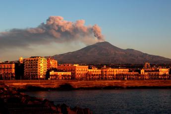 Etna in eruzione: boati, fontana di lava e cenere