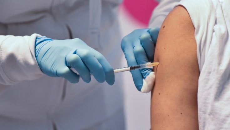 Vaccini, M5S: «Accelerare e dare la giusta priorità ai soggetti fragili»