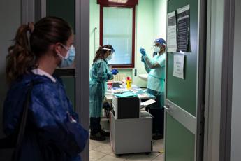 AstraZeneca, Aifa: “Domani riprendono vaccinazioni”