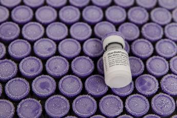 Vaccino Pfizer, leader Ue divisi su distribuzione 10 milioni di dosi