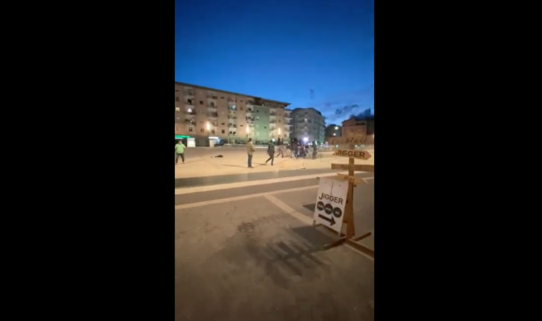 Cosenza, violenta rissa in piazza Bilotti: ecco il video