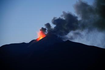 Etna, eruzione: fontana di lava da cratere sud-est